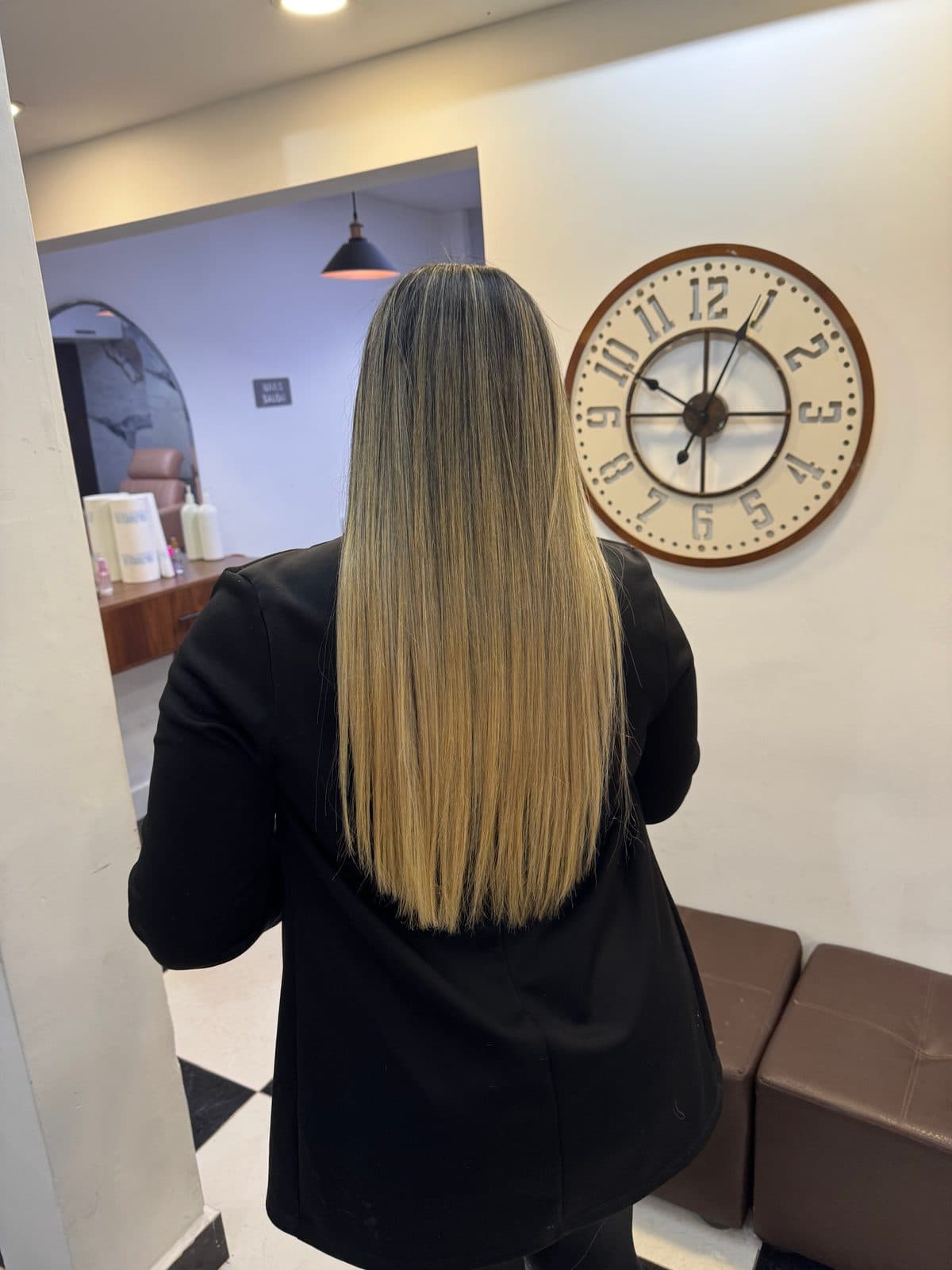 Balayage: raíz oscura y largos rubios, lisos, visto de espaldas.